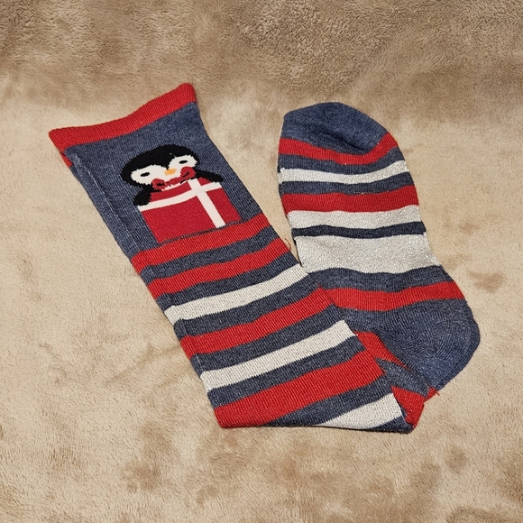 🍓🍄Womens Knee High Christmas Holiday Penguin Socks - Never Worn🍄🍓 - Picture 5 of 5